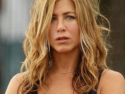 Cheveux-longs-et-ébouriffés-Jennifer-Aniston-793x1024