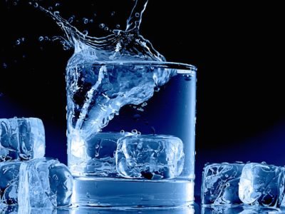 Icy-blue-glass-cup-water-ice-cubes-splash_1440x900